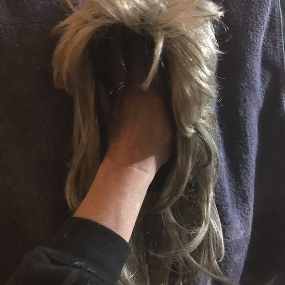 NEVER WORN. High quality, Blonde, synthetic wig - Picture 11 of 12